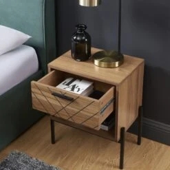 Table De Chevet GEOMA Effet Chêne Foncé Et Motifs 1 Tiroir 10 Table De Chevet GEOMA Effet Chêne Foncé Et Motifs 1 Tiroir -Maison Jardin Élégance table de chevet geoma effet chene fonce et motifs 1 tiroir 2