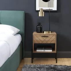 Table De Chevet GEOMA Effet Chêne Foncé Et Motifs 1 Tiroir